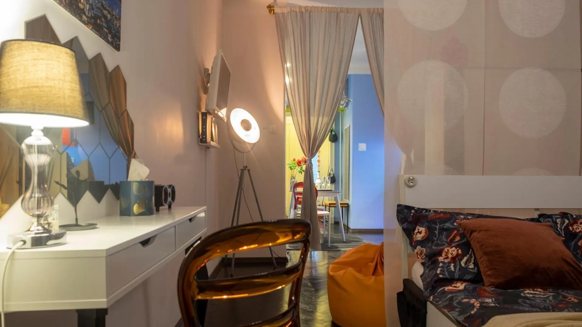 Kontakte von My First Apartment
